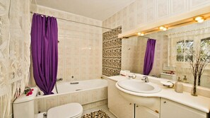 Apartment, 2 Bedrooms, Sea View | Bathroom