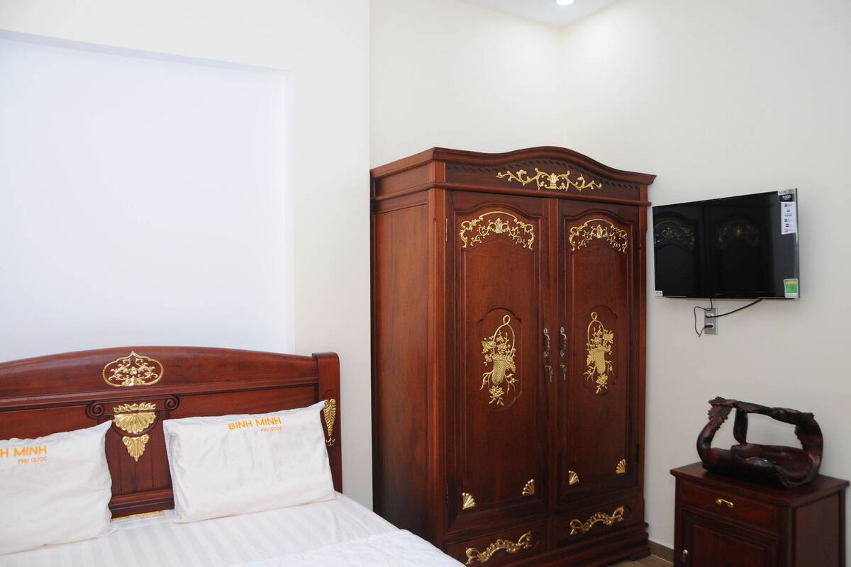 In-room safe, desk, iron/ironing board, rollaway beds