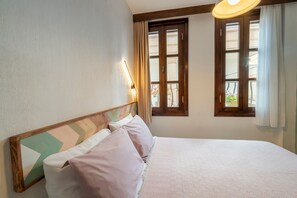 Kamar Quadruple Keluarga | Meja kerja, setrika/meja setrika, Wi-Fi gratis, dan seprai linen