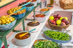 Free daily buffet breakfast  - Bouti Ayvalık (Ayvalik)