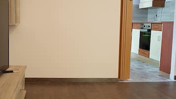 Basic Triple Room, Multiple Beds, Mountain View (Dachgeschoss) | Desk, iron/ironing board, cots/infant beds, free WiFi