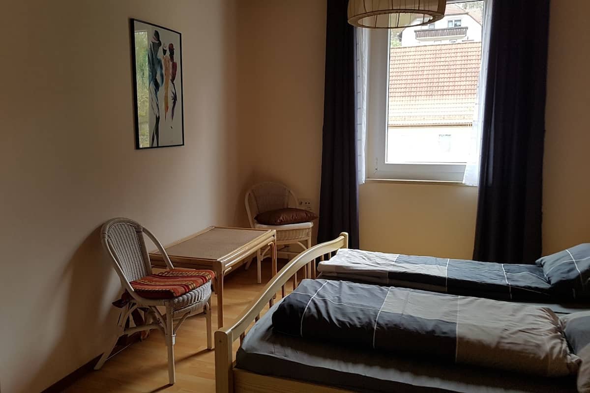 Klassieke tweepersoonskamer, 1 queensize bed met slaapbank, uitzicht op bergen (Large) | Een bureau, een strijkplank/strijkijzer, babybedden, gratis wifi