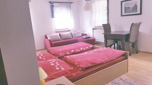 Phòng 3 cơ bản, hiên, cạnh núi (Dachgeschoss) | Bàn, bàn ủi/dụng cụ ủi quần áo, nôi/giường cho trẻ sơ sinh (phụ phí) 