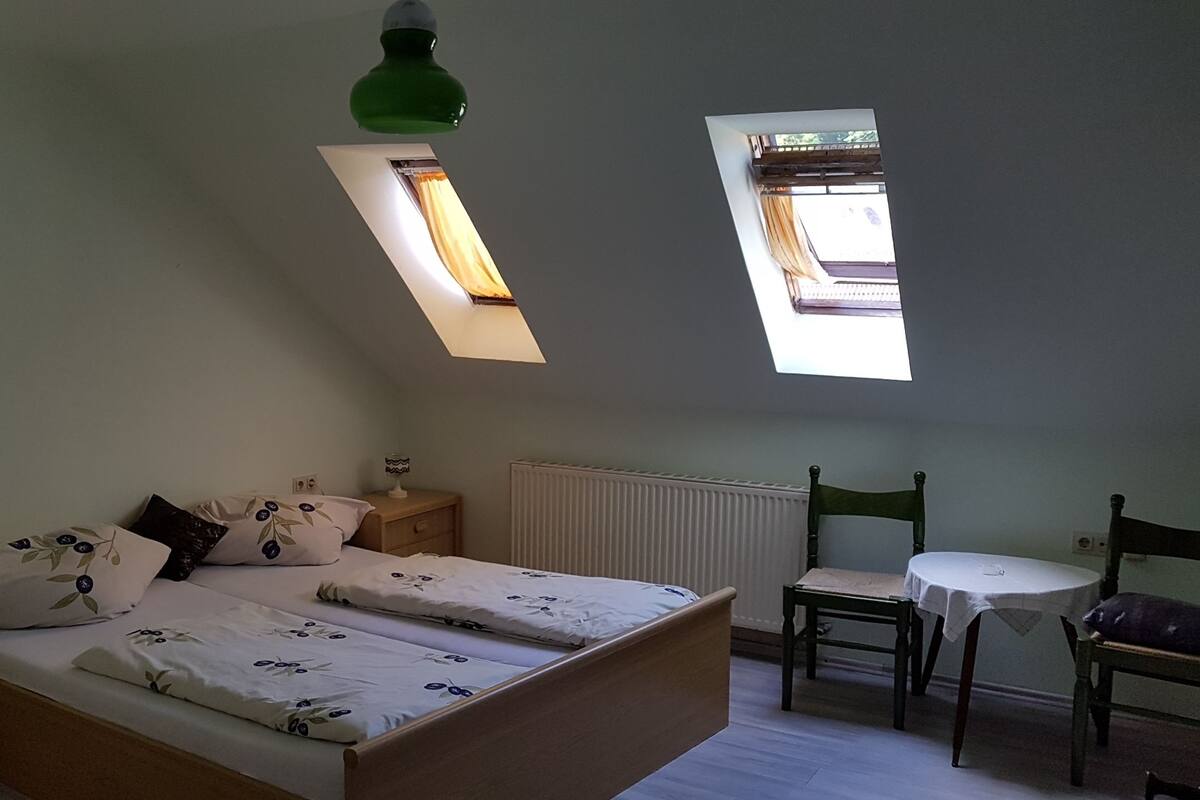 Basic Triple Room, Multiple Beds, Mountain View (Dachgeschoss) | Desk, iron/ironing board (on request), cots/infant beds, free WiFi