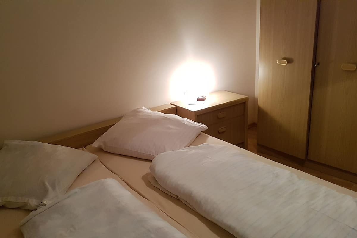 Een bureau, een strijkplank/strijkijzer, babybedden, gratis wifi