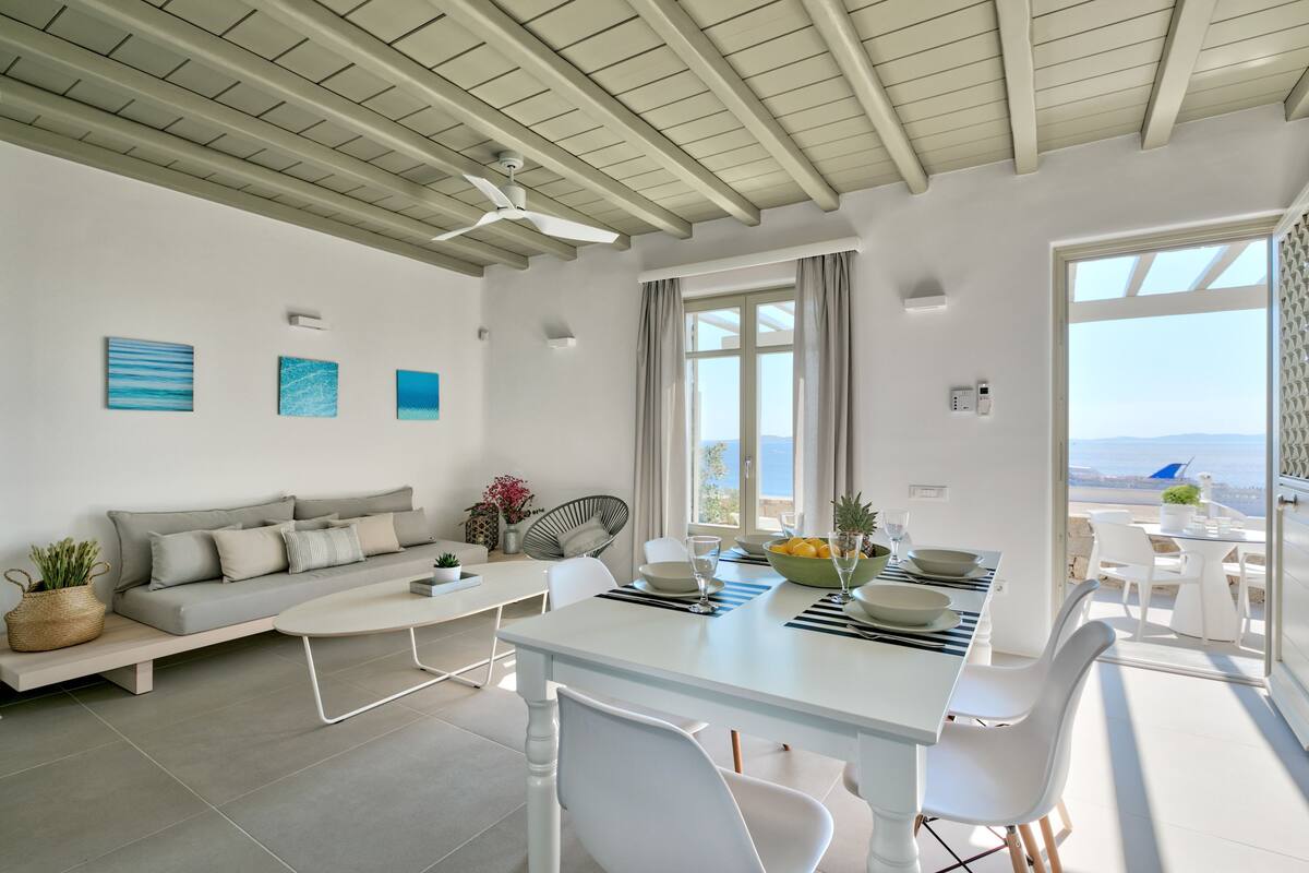Villa Alkyon with Shared Pool | 3 Bedrooms | 거실 | 디지털 채널 시청이 가능한 40인치 LED TV, TV, 넷플릭스