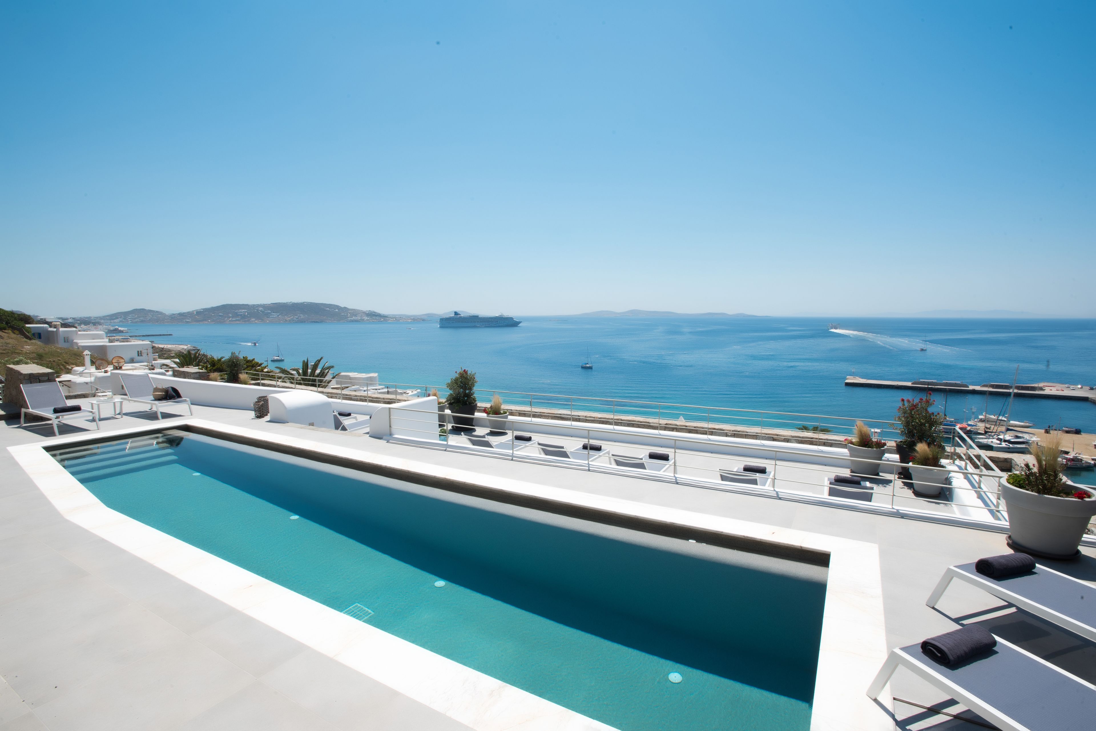 Piscine extérieure, piscine sur le toit, chaises longues