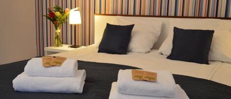 Kahden hengen deluxe-huone, 1 keskisuuri parisänky, tupakointi kielletty | Allergiatestatut vuodevaatteet, yksilöllisesti sisustettu