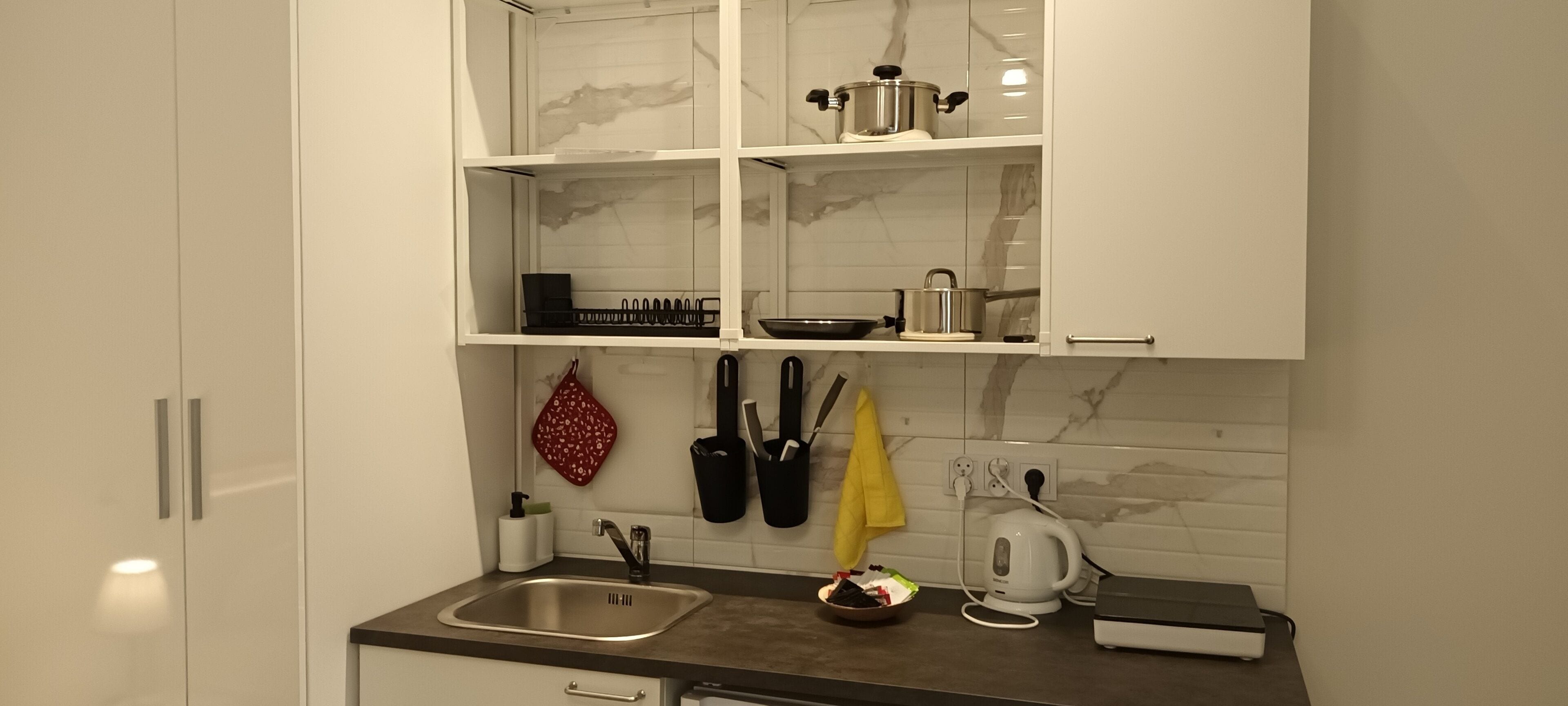 city studio suite, 1 bedroom, non smoking | private kitchen | mini-fridge, electric kettle