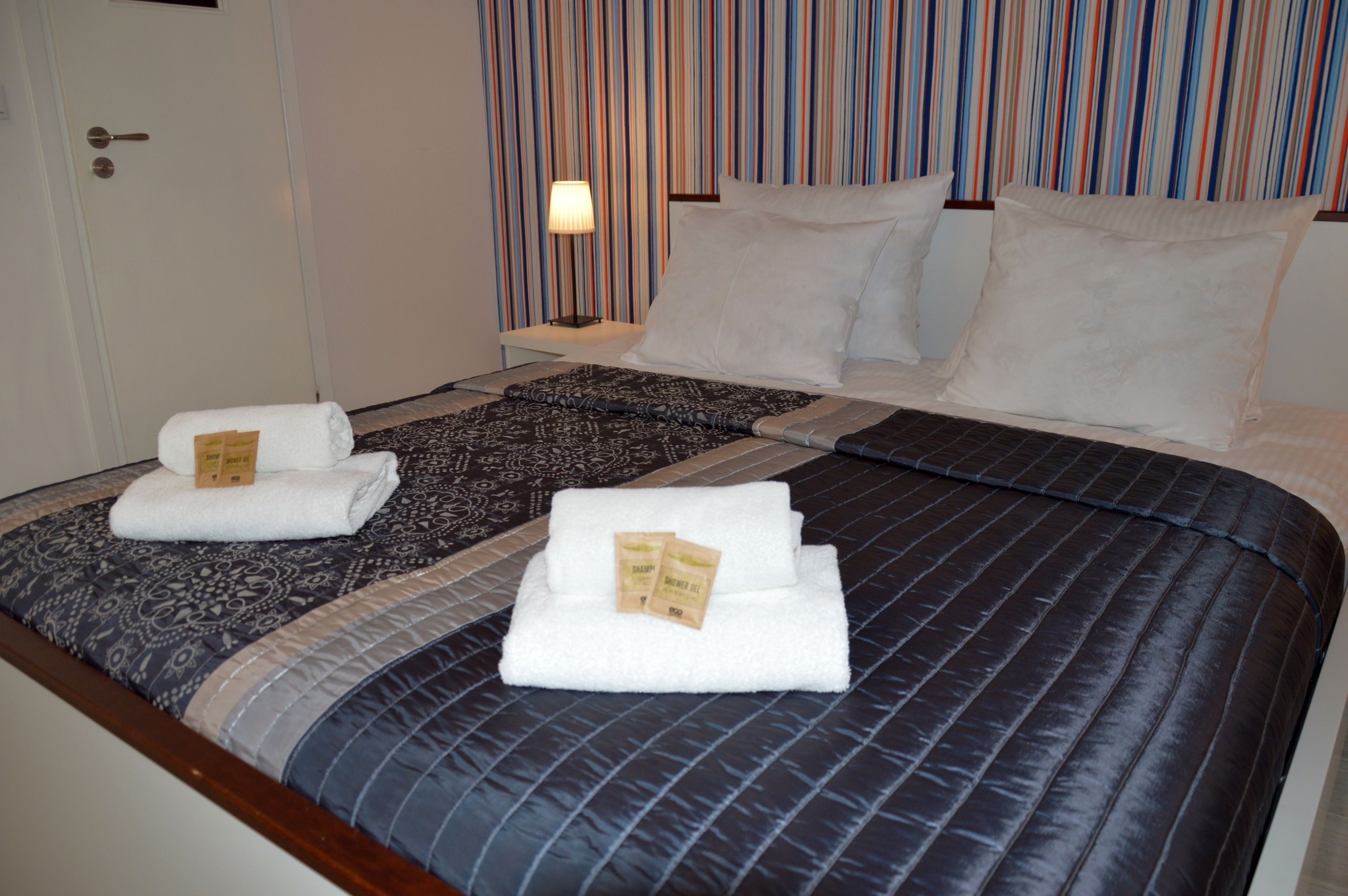 deluxe double room, 1 queen bed, non smoking | 1 bedroom, hypo-allergenic bedding, individually decorated