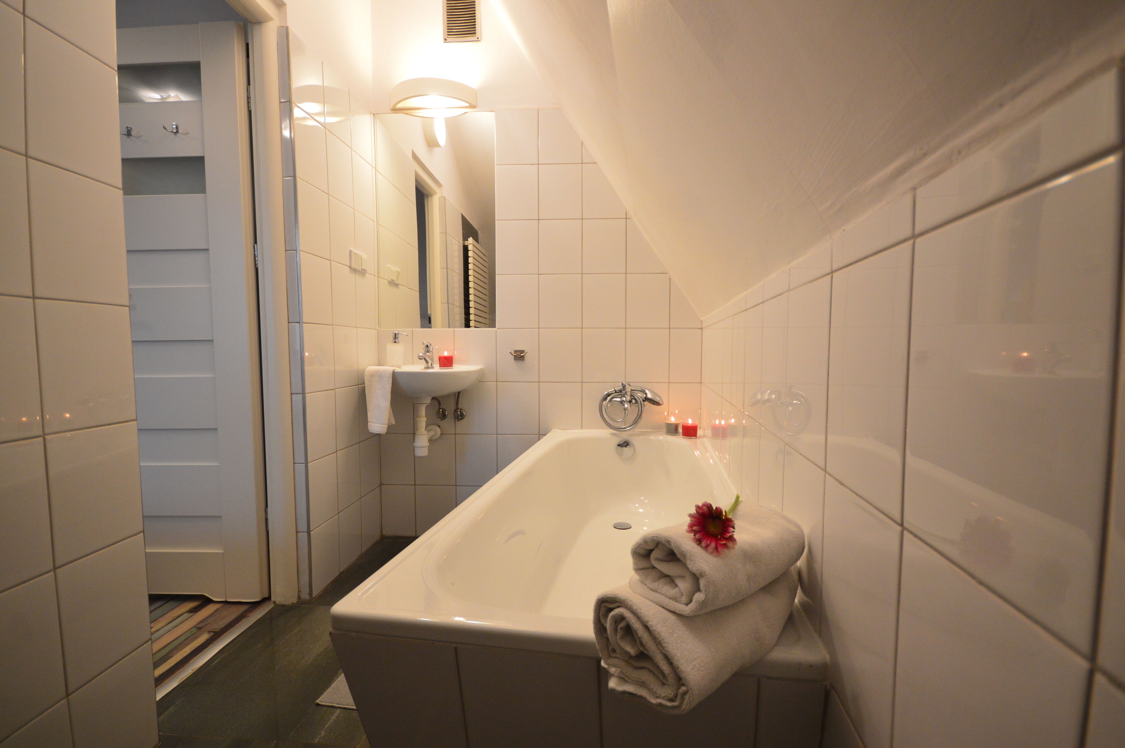 design twin room, 2 single beds, non smoking, bathtub | bathroom | hair dryer, towels, soap, shampoo