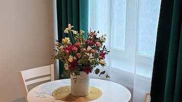 City Studio Suite, 1 Bedroom, Non Smoking | In-room dining
