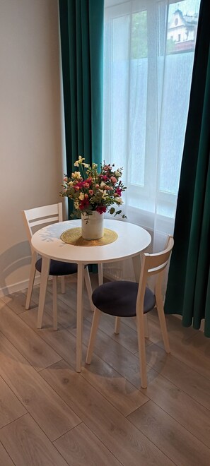 City Studio Suite, 1 Bedroom, Non Smoking | In-room dining