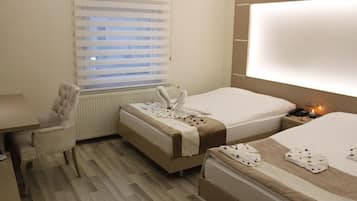 Dobbeltværelse med dobbeltseng eller 2 enkeltsenge | Skrivebord, lydisolering, gratis Wi-Fi