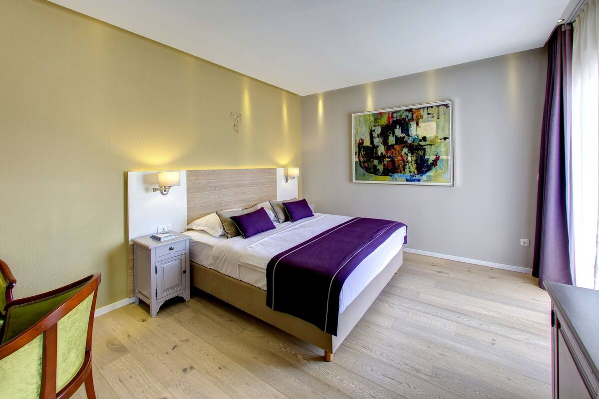 Quarto casal ou duplo | Frigobar, cofres nos quartos, escrivaninha, quartos à prova de som
