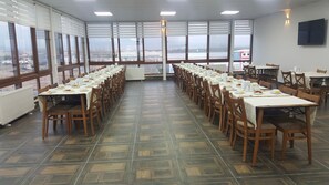 Ze serveren er ontbijt en diner 