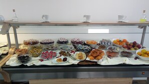 A buffet with various food items and condiments. - Mavi Otel Aksaray (Aksaray)