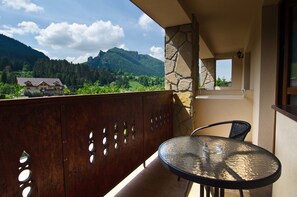 Double Room, 1 Queen Bed, Mountain View | Balcony