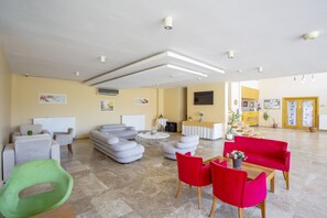 Lobby sitting area - Hotel Zeytin Bahcesi (Iznik)