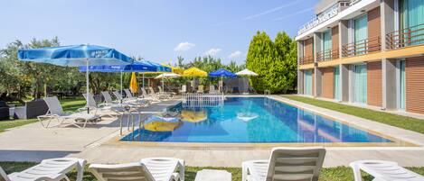 Kolam renang terbuka, payung kolam, kerusi lepak pantai