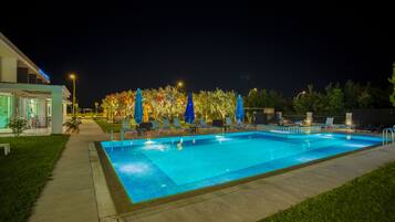 Piscina externa, guarda-sóis, espreguiçadeiras