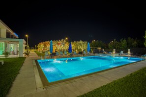 Outdoor pool, pool umbrellas, pool loungers - Hotel Zeytin Bahcesi (Iznik)