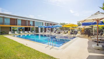 Piscine extérieure, parasols de plage, chaises longues