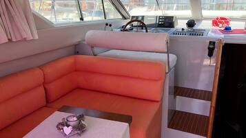 Panoramic Suite (Corinna) | Living area | 30-inch flat-screen TV with digital channels, TV