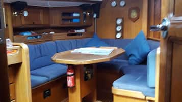 Mobil Karavan Romantis, 2 kamar tidur | Area keluarga | Televisi layar datar 30-inci dengan saluran TV digital dan TV