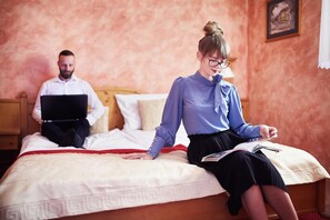 Ropa de cama de alta calidad, minibar y tabla de planchar con plancha 