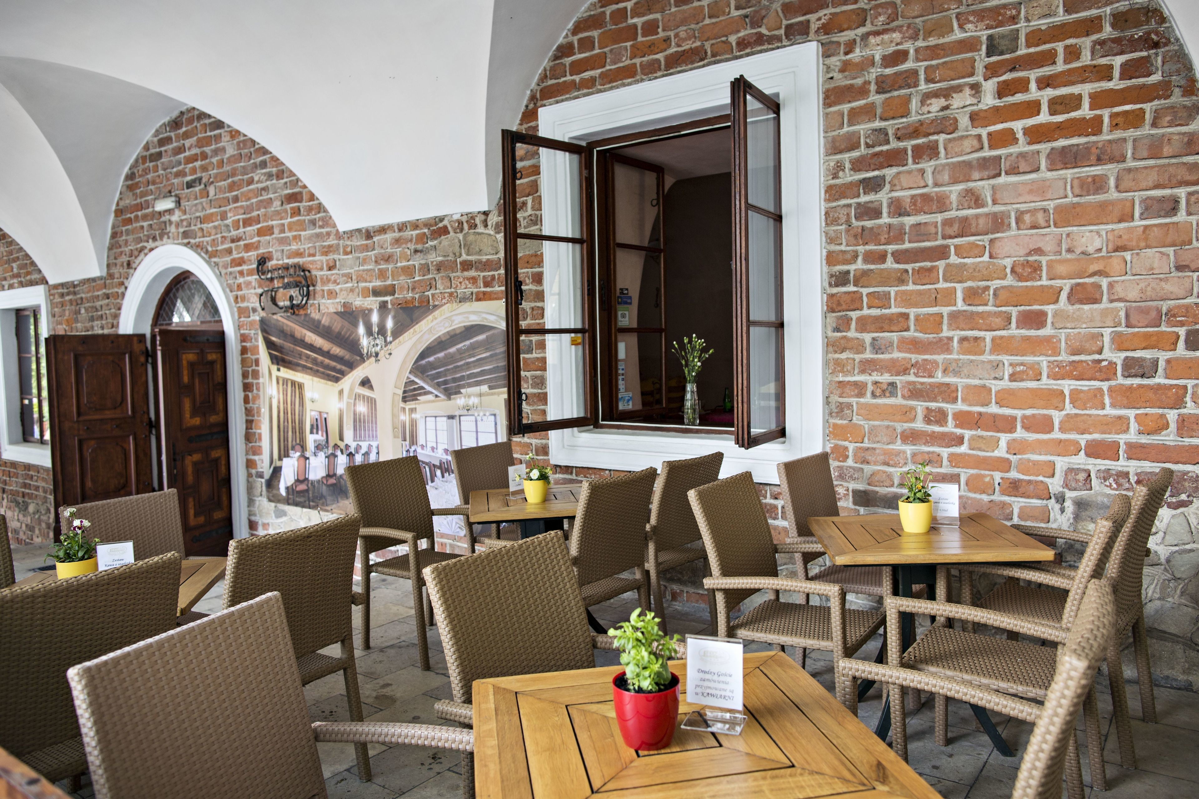 Breakfast, lunch, dinner served; local and international cuisine 