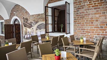 Menyajikan hidangan lokal dan internasional