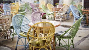 An outdoor seating area with wicker chairs and tables, arranged in a casual, open-air setting. - Hotel pod Cizemka (Sandomierz)