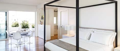 Suite, terraza | Ropa de cama de alta calidad y minibar con artículos gratuitos