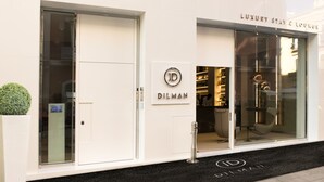 A modern building with a sign reading "Luxury Stay & Lounge" and "DILMAN" on the facade. - Dilman Luxury Stay (Bari)