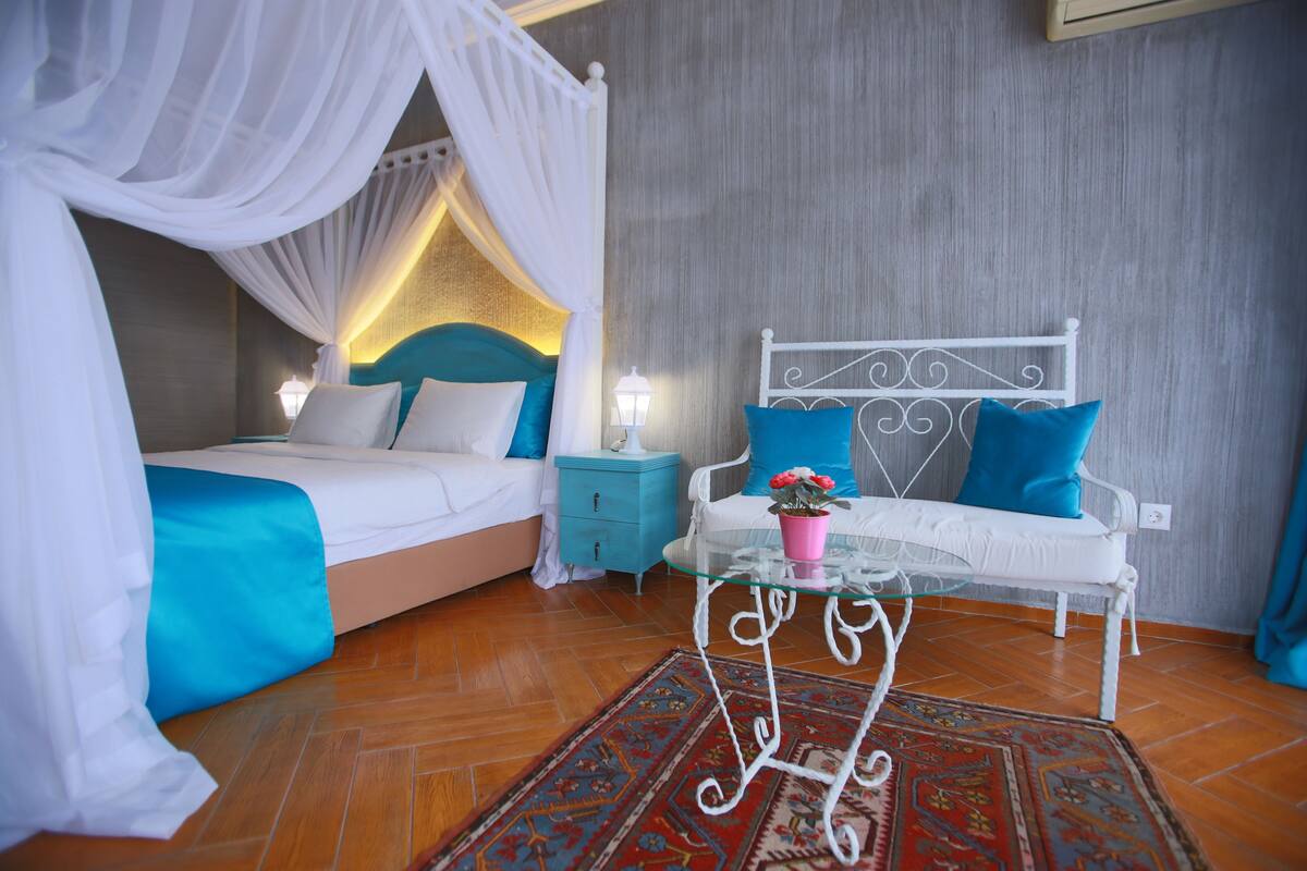 Comfort Suite, 1 Double Bed, Sea View | In-room safe, desk, iron/ironing board (on request), free WiFi