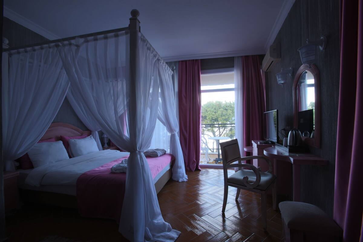 Deluxe Suite, 1 Double Bed, Sea View | In-room safe, desk, iron/ironing board (on request), free WiFi