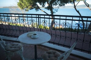 Suite Confort, 1 lit double, vue mer | Balcon