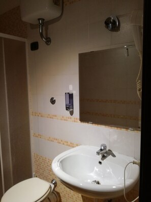 Dusche, Haartrockner, Bidet, Handtücher