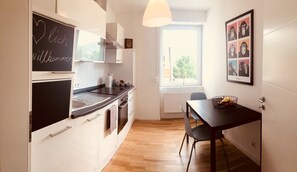 Comfort-Apartment, 2 Schlafzimmer | Eigene Küche | Kühlschrank, Ofen, Herdplatte, Geschirrspüler