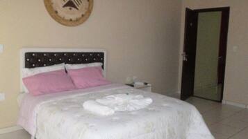 Quarto standard | Frigobar, cofres nos quartos, escrivaninha, cortinas blackout