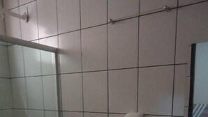 Shower, towels - Recife Palace Hotel (Parauapebas)