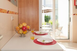 Maison, 4 chambres | Cuisine privée | Cafetière/bouilloire, réfrigérateur, micro-ondes, plaque de cuisson