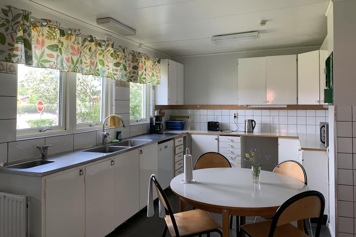 Full-sized fridge, microwave, stovetop, cookware/dishes/utensils