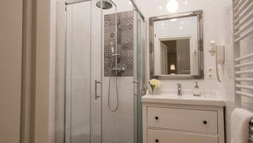 Economy Room | Bathroom | Shower, rainfall showerhead, free toiletries, hair dryer
