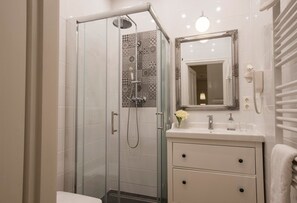 Economy Room | Bathroom | Shower, rainfall showerhead, free toiletries, hair dryer