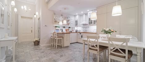 Geladeira, micro-ondas, fogão, cooktop