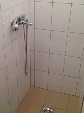 Dusj, toalettartikler (inkludert), hårføner og tøfler