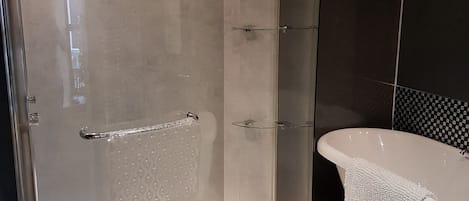 Casa de campo, 2 habitaciones | Regadera en el baño