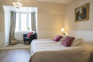 Escritorio, cortinas blackout y tabla de planchar con plancha 